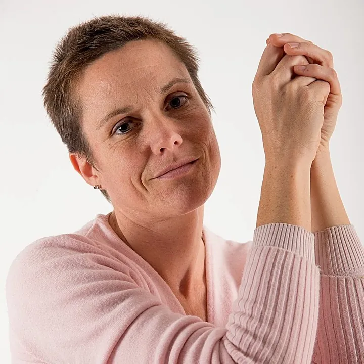 Liliane Fuchs, mains jointes, regard chaleureux