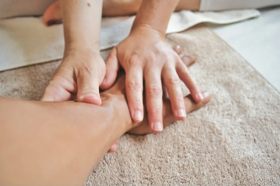 Mains de thérapeute effectuant un massage