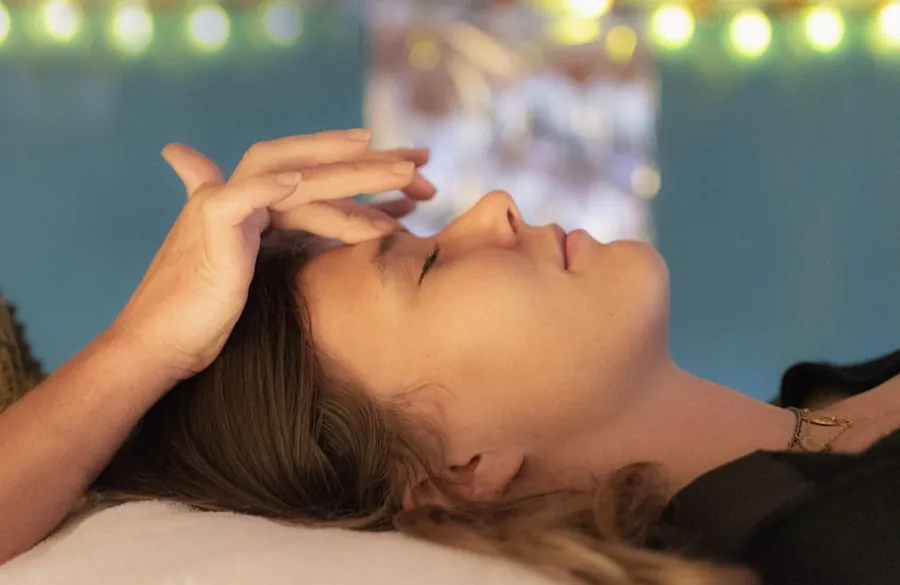 Soin Reiki, mains posées sur le front